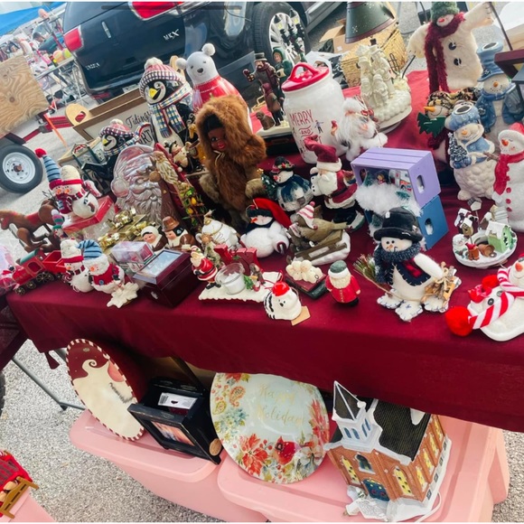 5 pound Christmas mystery box !! Mostly decorations figurines , garlands ect. - Picture 10 of 10